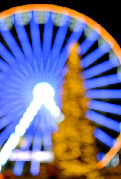 Rueda Ferris Decorada Con Iluminación Azul Gran Árbol Navidad Decorado — Foto de Stock