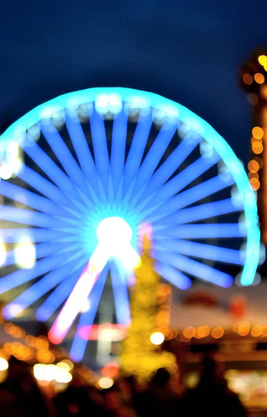 Rueda Ferris Decorada Con Iluminación Azul Árbol Navidad Siluetas Negras — Foto de Stock