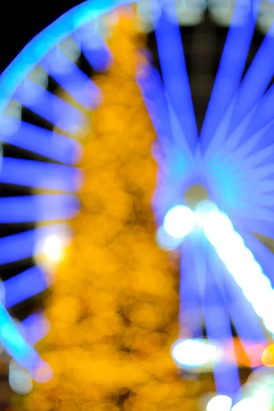 Kék Megvilágítással Díszített Óriáskerék Egy Nagy Karácsonyfa Sárga Megvilágítással Díszítve — Stock Fotó