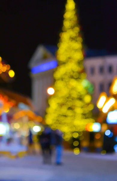 Rozmazané Pozadí Vánoční Stromeček Zdobená Zářící Světla Budova Rozmazané Siluety — Stock fotografie