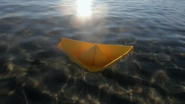 在阳光明媚的日子里 黄色的小纸船在海浪中摇曳 透明清澈的水面和沙质的底部 猎户座的船特写 旅游梦游的概念 — 图库视频影像