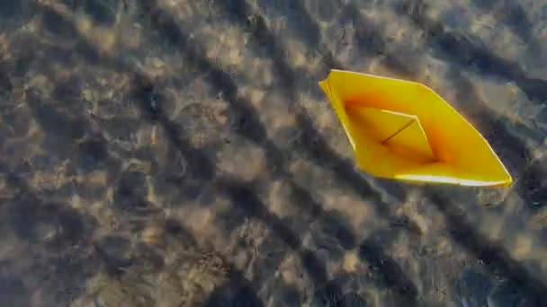 Μικρό Κίτρινο Χάρτινο Σκάφος Που Αιωρείται Πάνω Κύματα Θάλασσας Διάφανα — Αρχείο Βίντεο