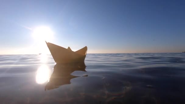 Маленький Жовтий Паперовий Човен Плаває Морських Хвилях Літній Сонячний День — стокове відео