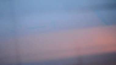 3D yazıcıya yakın çekim modelleri yazılıyor. Polyamide tozundan 3D yazıcıya çok sayıda nesnenin yüksek hızda basılması. Modellerin siyah hatları beyaz poliyamid tozunda. Katkı sağlayan MJF endüstriyel