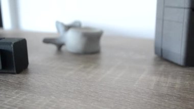 Masanın yakınındaki 3D yazıcıya siyah manken yazdıran biri. Prototip model, poliyamit tozundan yüksek hızlı 3D yazıcıya basılmış. Sanayi devrimi. Katkı sağlayan MJF teknolojisi