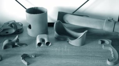 Masanın yakınındaki 3D yazıcıya siyah manken yazdıran biri. Prototip model, poliyamit tozundan yüksek hızlı 3D yazıcıya basılmış. Sanayi devrimi. Katkı sağlayan MJF teknolojisi