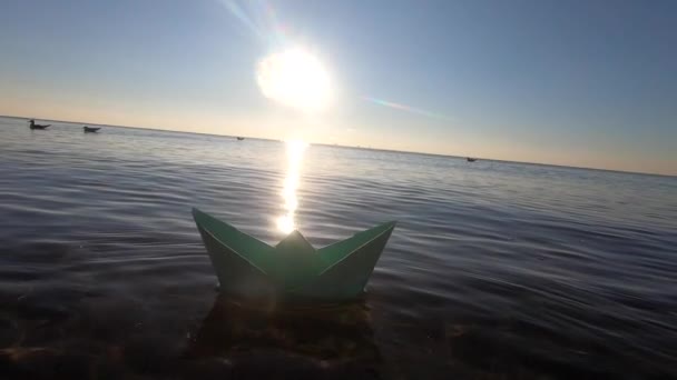 夏日阳光普照的海面上漂浮着绿色的小船 透明的水 灿烂的阳光 无云的蓝天 阳光灿烂的路 耀眼的光芒 概念旅游目标旅游梦想 — 图库视频影像