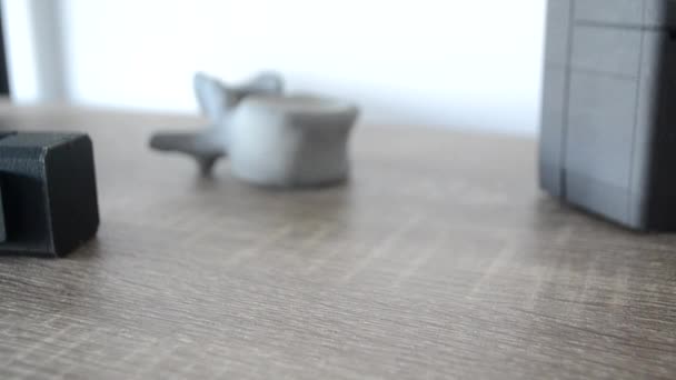 Seseorang Menempatkan Model Hitam Dicetak Pada Printer Meja Close Model — Stok Video