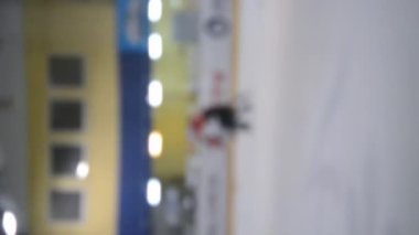 Arka plan bulanık. Hokey oynayan hokey oyuncuları. Çocuklar buz pateni pistinde hokey oynuyorlar. Buz hokeyi şampiyonası spor buz pateni yarışmaları Gerçek profesyonel video oyunu