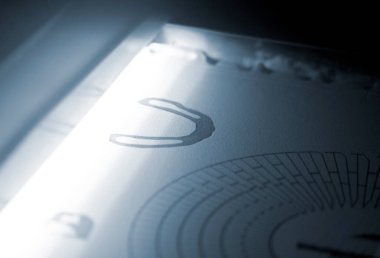 3D yazıcıya yakın çekim modelleri yazılıyor. Polyamide tozundan 3D yazıcıya çok sayıda nesnenin yüksek hızda basılması. Modellerin siyah hatları beyaz poliyamid tozunda. Katkı sağlayan MJF endüstriyel