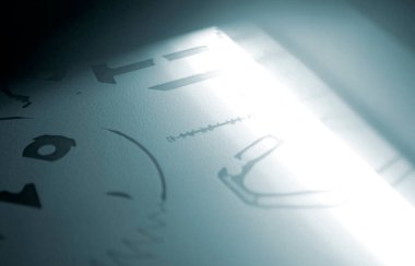 3D yazıcıya yakın çekim modelleri yazılıyor. Polyamide tozundan 3D yazıcıya çok sayıda nesnenin yüksek hızda basılması. Modellerin siyah hatları beyaz poliyamid tozunda. Katkı sağlayan MJF endüstriyel