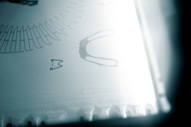 3D yazıcıya yakın çekim modelleri yazılıyor. Polyamide tozundan 3D yazıcıya çok sayıda nesnenin yüksek hızda basılması. Modellerin siyah hatları beyaz poliyamid tozunda. Katkı sağlayan MJF endüstriyel