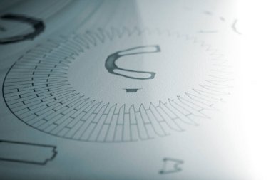 3D yazıcıya yakın çekim modelleri yazılıyor. Polyamide tozundan 3D yazıcıya çok sayıda nesnenin yüksek hızda basılması. Modellerin siyah hatları beyaz poliyamid tozunda. Katkı sağlayan MJF endüstriyel