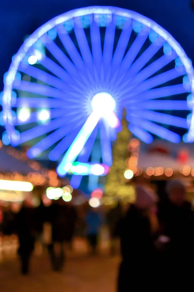 Ferris Wheel Decorated Blue Illumination Christmas Tree Black Silhouettes People — Stock Photo, Image