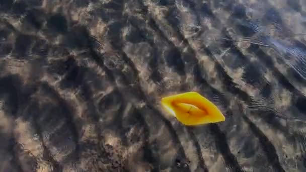Malý Žlutý Papírový Člun Vznášející Mořských Vlnách Průzračnou Vodou Písčitým — Stock video