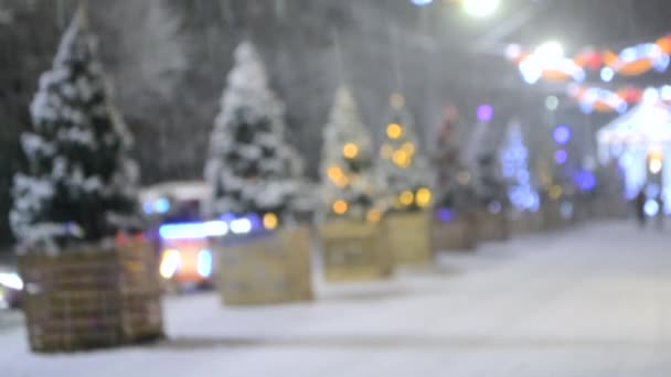 흐릿하다 과밝은 복장으로 장식된 아름다운 아이들 마차를 아이들 겨울밤 내리는 — 비디오