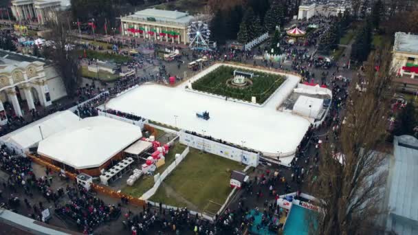 2022年1月2日 乌克兰基辅 空中全景城市公园 室外溜冰场和许多人 清洗机清洗溜冰场 很多人 新年及圣诞 — 图库视频影像
