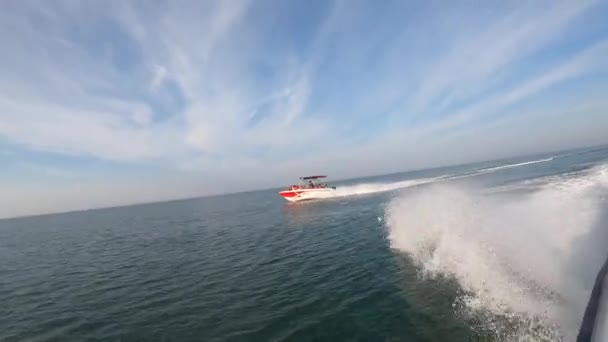 Gente Navegando Lancha Motor Mar Soleado Día Verano Barco Saltando — Vídeo de stock