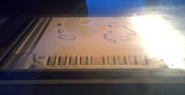 3D yazıcı yazdırma işlemi. Bir objenin 3D yazıcıdaki yüksek hızlı baskısı, yakın plan baruttan. Üç boyutlu bir yazıcıda üç boyutlu hacimli bir model yaratmak. MJF katkı teknolojisi yazdırıyor.