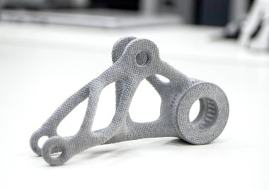 Laboratuvar ofisindeki 3D yazıcıya basılmış bir model. Plastik kapaktan 3D yazıcıya basılmış nesne. 3D yazıcıda yapılmış bir prototip. Yeni modern baskı teknolojisi kavramı. Çoklu Jet Füzyonu