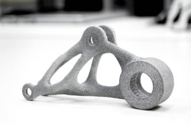 Laboratuvar ofisindeki 3D yazıcıya basılmış bir model. Plastik kapaktan 3D yazıcıya basılmış nesne. 3D yazıcıda yapılmış bir prototip. Yeni modern baskı teknolojisi kavramı. Çoklu Jet Füzyonu