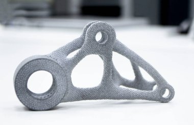 Gri model laboratuvar ofisindeki 3D yazıcıya basılmış. Nesneler plastikten 3D yazıcıya basılmış. 3D yazıcıda yapılmış bir prototip. Yeni modern baskı teknolojisi kavramı. Çoklu Jet Füzyonu