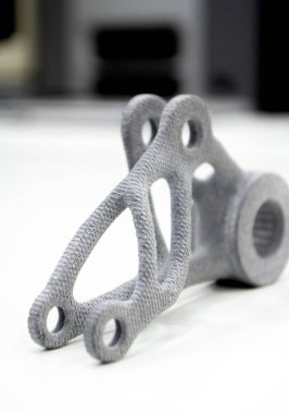 Gri model laboratuvar ofisindeki 3D yazıcıya basılmış. Nesneler plastikten 3D yazıcıya basılmış. 3D yazıcıda yapılmış bir prototip. Yeni modern baskı teknolojisi kavramı. Çoklu Jet Füzyonu