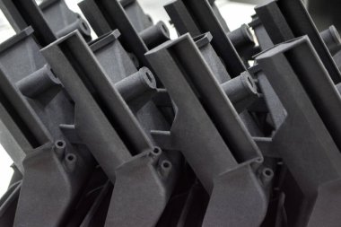 3D yazıcıya basılmış mankenler beyaz arkaplanda izole edilmiş. Nesnelerin ayrıntıları plastiğin yakın planından üç boyutlu yazıcıya basıldı. 3D yazıcı tarafından yapılan şekillerin prototipleri. Yeni modern baskı teknolojisi kavramı