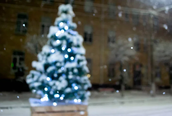 Різдвяна Ялинка Вкривала Сніг Світячи Різнокольорові Вогні Під Час Снігопадів — стокове фото