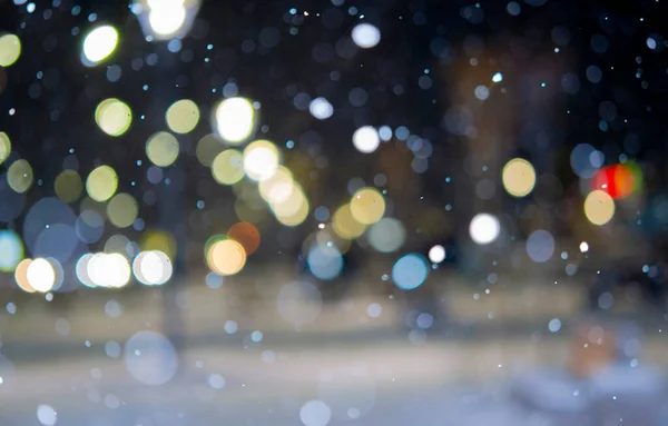 Wazige Achtergrond Uitzicht Stad Lichten Vallende Sneeuw Nacht Straat Bokeh — Stockfoto