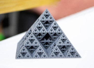 Soyut model piramit 3D yazıcıya basıldı. 3D stereolitografi yazıcısına basılmış nesne fotopolymer. Ultraviyole ışık altında sıvı fotopolimerizasyon teknolojisi. Yeni katkı maddesi 3 boyutlu yazdırma teknolojisi