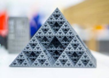 Soyut model piramit 3D yazıcıya basıldı. 3D stereolitografi yazıcısına basılmış nesne fotopolymer. Ultraviyole ışık altında sıvı fotopolimerizasyon teknolojisi. Yeni katkı maddesi 3 boyutlu yazdırma teknolojisi