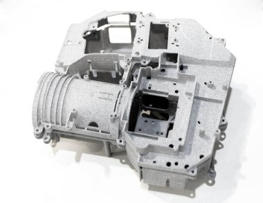 Beyaz arkaplanda izole edilmiş 3D yazıcıya yazdırılmış bir model. Plastik kapaktan üç boyutlu yazıcıya yazılan gri nesne detayı. 3D yazıcı tarafından yapılan prototipler. Yeni modern baskı teknolojisi kavramı