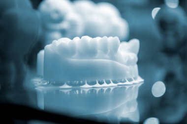 Beyaz plastik kaplamalı 3D yazıcıya basılmış nesneler. Modeller iplikten 3D yazıcıda yaratıldı. Modern yeni prototip teknolojisi. Ek otomasyon üretimi, erimiş depozito modelleme