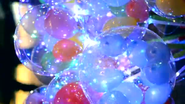 Воздушные Шары Многими Маленькими Красочными Воздушными Шарами Светящимися Гирляндами Внутри — стоковое видео