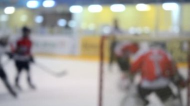 Arka plan bulanık. Hokey oynayan hokey oyuncuları. Genç çocuklar buz pateni pistinde buz pateni oynuyorlar. Buz hokeyi şampiyonası spor buz pateni yarışmaları Gerçek profesyonel oyun