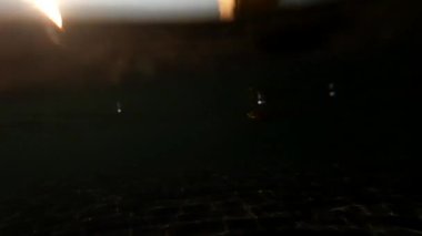 Deniz dalgalarında yüzen küçük sarı kağıt tekne, güneşli bir gün. Alt manzara. Şeffaf su, parlak güneş, bulutsuz mavi gökyüzü, güneşli yol. Ve sualtı görüşü Seyahat rüyalarının amacı