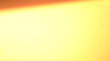 3D yazıcıya yakın çekim modelleri yazılıyor. Polyamide tozundan 3D yazıcıya çok sayıda nesnenin yüksek hızda basılması. Modellerin siyah hatları beyaz poliyamid tozunda. Katkı sağlayan MJF endüstriyel