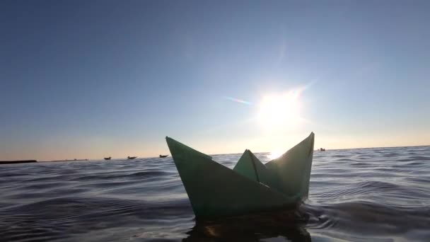 夏日阳光普照的海面上漂浮着绿色的小船 透明的水 灿烂的太阳 无云的蓝天 阳光普照的小径 阳光灿烂的路 耀眼的光芒 概念旅游目标旅游梦想 — 图库视频影像