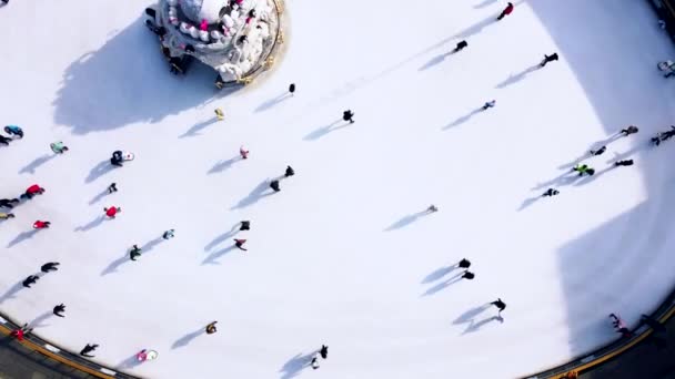 Gente Patinando Pista Patinaje Sobre Hielo Blanco Aire Libre Soleado — Vídeos de Stock