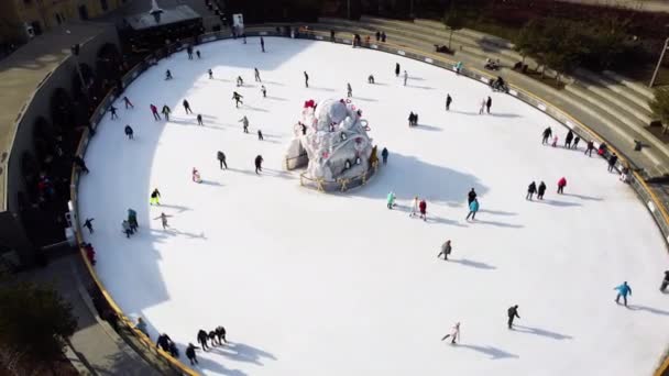 Люди Катаются Коньках Катке Открытым Небом Солнечный Зимний День Пролететь — стоковое видео