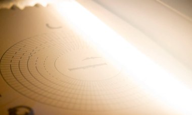 3D yazıcıya yakın çekim modelleri yazılıyor. Polyamide tozundan 3D yazıcıya çok sayıda nesnenin yüksek hızda basılması. Modellerin siyah hatları beyaz poliyamid tozunda. Katkı sağlayan MJF endüstriyel