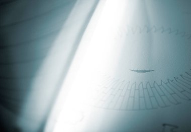 3D yazıcıya yakın çekim modelleri yazılıyor. Polyamide tozundan 3D yazıcıya çok sayıda nesnenin yüksek hızda basılması. Modellerin siyah hatları beyaz poliyamid tozunda. Katkı sağlayan MJF endüstriyel