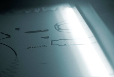 3D yazıcıya yakın çekim modelleri yazılıyor. Polyamide tozundan 3D yazıcıya çok sayıda nesnenin yüksek hızda basılması. Modellerin siyah hatları beyaz poliyamid tozunda. Katkı sağlayan MJF endüstriyel