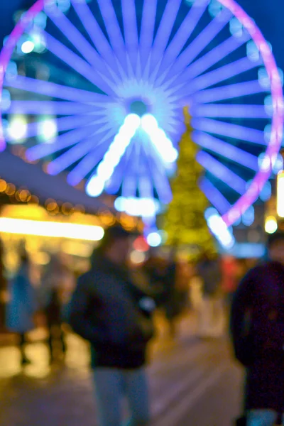 Rueda Ferris Decorada Con Iluminación Azul Árbol Navidad Siluetas Negras — Foto de Stock