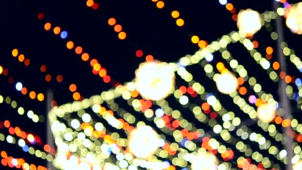 Wazige Achtergrond Mooie Lichtgevende Knipperende Nieuwjaar Kerstmis Decoratie Slingers Gloeiende — Stockvideo