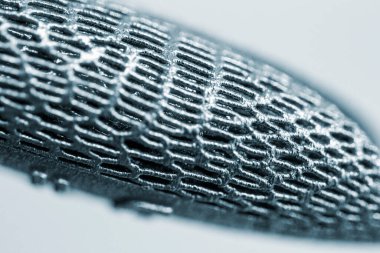 Metal makro için 3D yazıcıya basılmış nesnenin yüzeyi. Metal tozundan 3D yazıcıya basılmış modelin yakın görüntüsü. Yeni modern, doğru katkı teknolojileri. 3D baskı teknolojisi modelleme