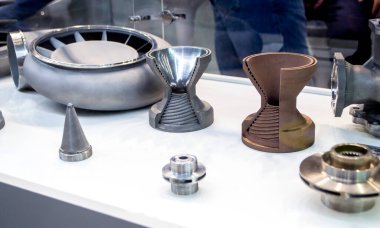 Metal için 3D yazıcıya basılmış nesneler. Metal tozundan 3D yazıcıya basılmış modellerin yakın görüntüsü. Yeni modern, doğru katkı teknolojileri. 3D baskı teknolojisi modelleme