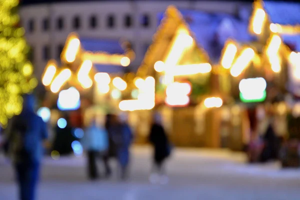 흐릿하다 사람들은 밤에는 광장을 걷습니다 근처를 사람들의 실루엣 조명으로 장식되어 — 스톡 사진