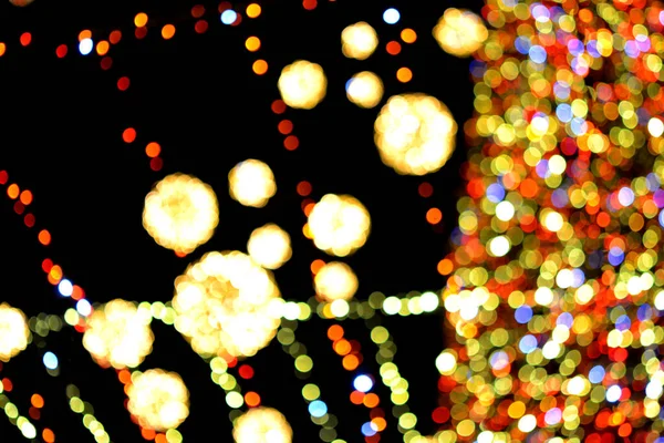 Новогодняя Елка Украшена Яркими Разноцветными Гирляндами Подсветкой Ночью Рождественская Елка — стоковое фото